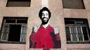 Mural dinding Mohamed Salah di pusat olahraga dan pemuda di Desa Nil Delta Nagrig, Mesir,  Rabu (2/5). Warga mengaku bangga karena pemain Liverpool tersebut menyumbang jutaan poundsterling ke kampung halamannya. (AP Photo/Nariman El-Mofty)