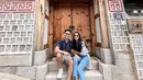 Maudy Ayunda dan Jesse Choi berpose di Bukchon Hanok Village. (Foto: Instagram/ maudyayunda)