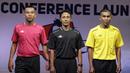Perwakilan wasit berpose saat Peluncuran Shopee Liga 1 di SCTV Tower, Jakarta, Senin (13/5). Sebanyak 18 klub akan bertanding pada Liga 1 mulai tanggal 15 Mei. (Bola.com/Vitalis Yogi Trisna)