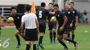 Pemain Timnas Thailand berlari melakukan permainan saat latihan resmi di Stadion Pakansari, Bogor, Selasa (13/12). Thailand akan melakoni laga tandang final Piala AFF 2016 melawan Indonesia, Rabu (14/12). (Liputan6.com/Helmi Fithriansyah)