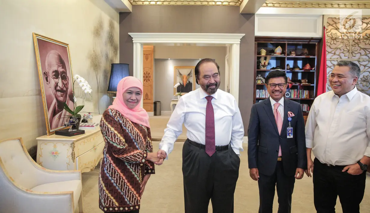 Menteri Sosial Khofifah Indar Parawansa (kiri) berjabat tangan dengan Ketua Umum Partai Nasdem Surya Paloh (kedua kiri) saat melakukan pertemuan di Kantor DPP Nasdem, Jakarta, Rabu (11/10). (Liputan6.com/Faizal Fanani)
