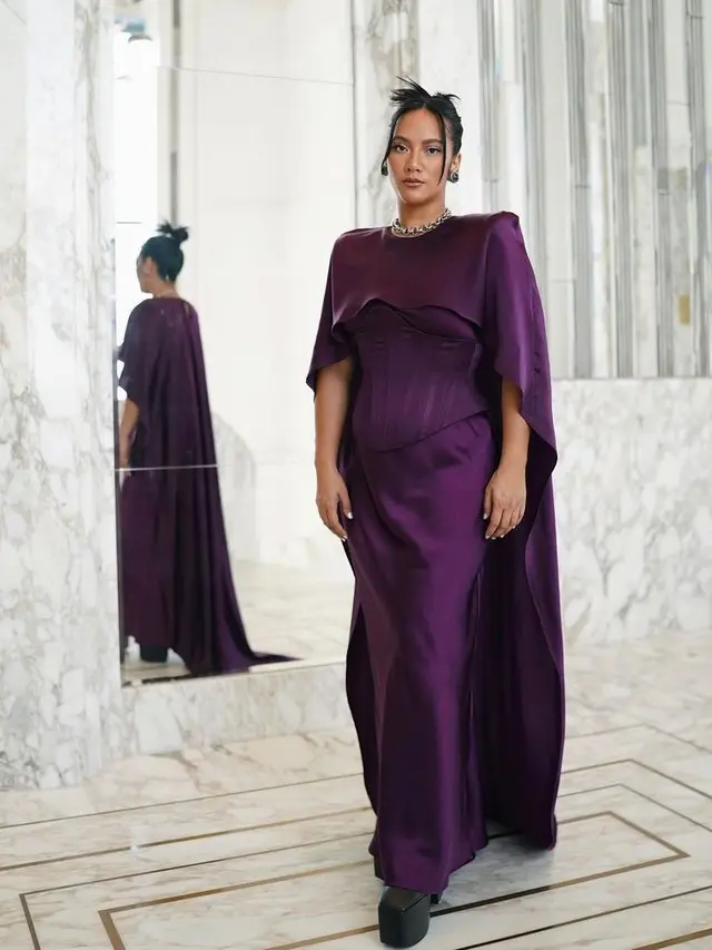 7 Inspirasi Model Baju Bridesmaid Satin Terbaru dari Amanda Khairunnisa hingga Tara Basro