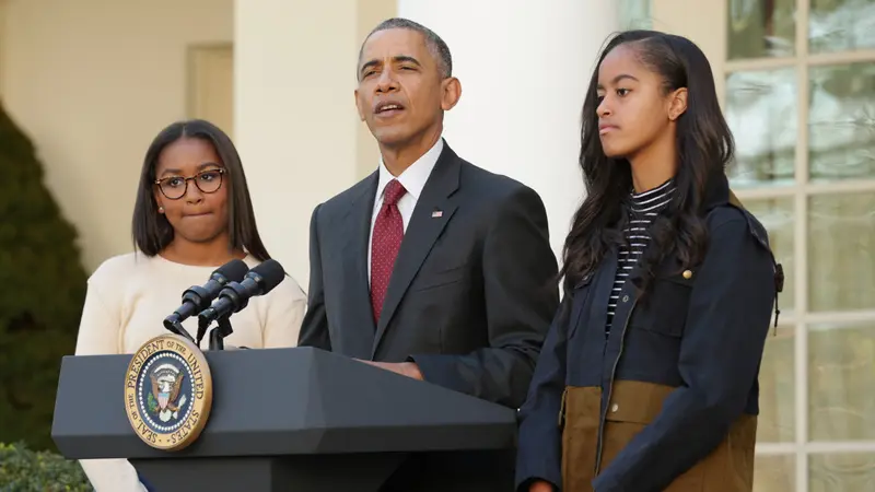 Obama, dua putri kesayangannya, Malia dan Sasha (Foto: NYMag)