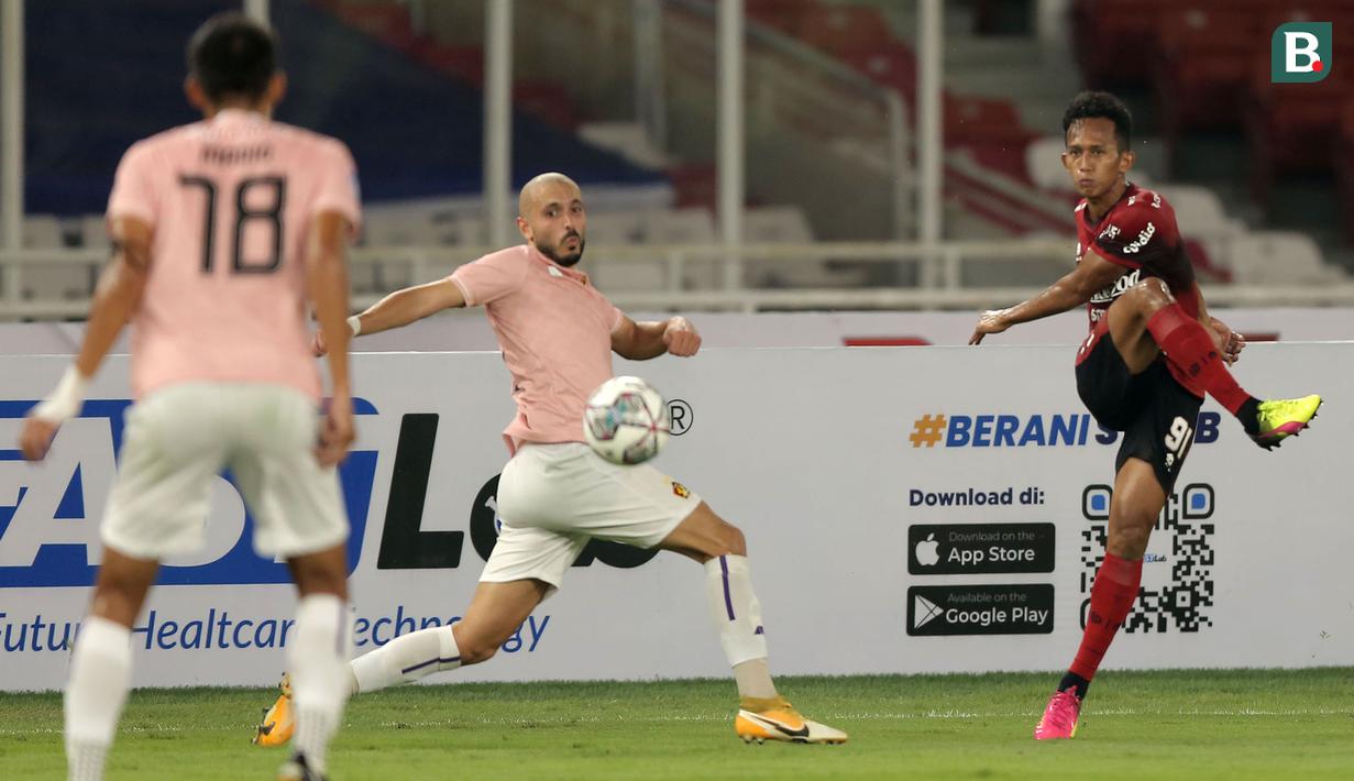 Pemain Persik Kediri, Youssef Ezzejjari (tengah) berusaha menghadang tendangan pemain Bali United, Rahmat dalam laga pembukaan BRI Liga 1 2021/2022 antara Bali United melawan Persik Kediri di Stadion Utama Gelora Bung Karno, Jumat (27/8/2021). (Foto: Bola.com/Ikhwan Yanuar)