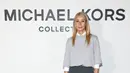 <p>Salah satu yang paling menyita perhatian adalah Gwyneth Paltrow. Ia tampil effortless chic dengan pearl cashmere sweater dari koleksi Spring/Summer 2026, dipadukan dengan white cotton-poplin Hansen shirt serta black-and-pearl covert twill culotte pants dari koleksi Fall/Winter 2025. Kombinasi ini memancarkan gaya elegan khas New Yorker yang timeless. [Dok/Michael Kors].</p>