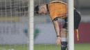 Asisten wasit 2, George Lakrindis memeriksa jala gawang saat laga Persib Bandung melawan PS TNI  pada lanjutan Liga 1 2017 di Stadion Si Jalak Harupat, Sabtu (05/8/2017). (Bola.com/Nicklas Hanoatubun)