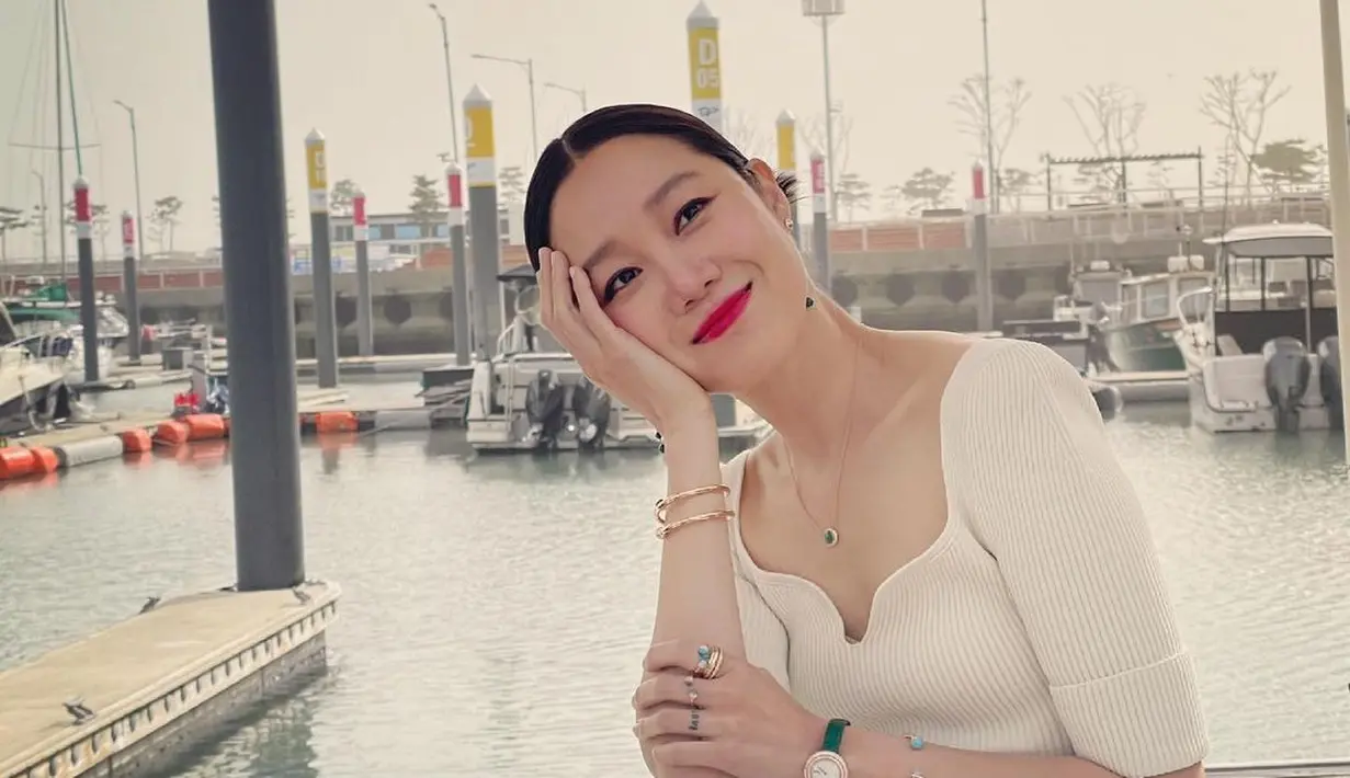 Menunjukkan kesan dewasa yang sesuai dengan umurnya, Gong Hyo Jin mengenakan lipstik berwarna merah di bibir tipisnya. Lipstik ini menjadi yang paling menonjol dari penampilan Gong Hyo Jin di usia 40tahunan.