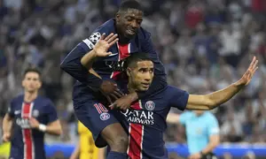 Pemain PSG Achraf Hakimi merayakan gol bersama Ousmane Dembele saat final Liga Champions melawan Inter Milan di Allianz Arena, Minggu, 1&nbsp;Juni 2025. (AP Photo/Matthias Schrader)