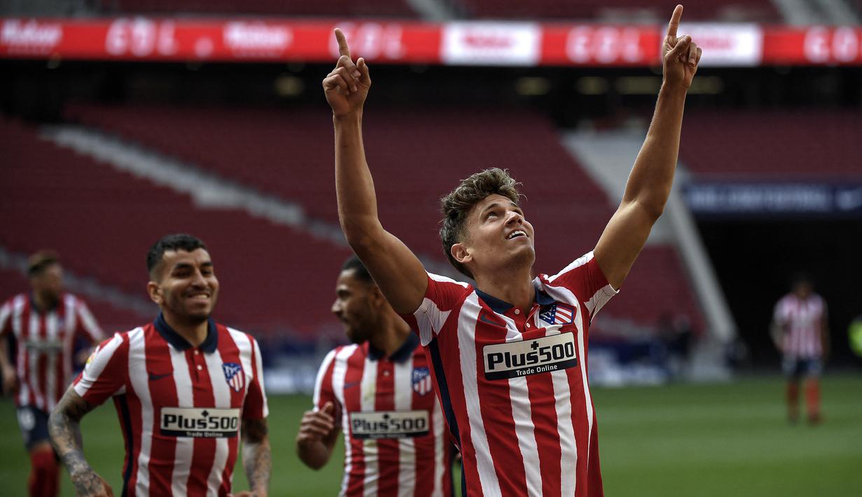 Gelandang Atletico Madrid, Marcos Llorente (kanan) melakukan selebrasi usai mencetak gol kelima timnya ke gawang Eibar dalam laga lanjutan Liga Spanyol 2020/2021 pekan ke-31 di Wanda Metropolitano Stadium, Madrid, Minggu (18/4/2021). Atletico menang 5-0 atas Eibar. (AFP/Oscar del Pozo)