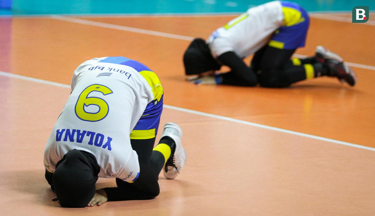 Pemain Bandung Bjb Tandamata, Yolana Bheta Pangestika merayakan kemenangan usai mengalahkan Gresik Petrokimia Pupuk Indonesia dalam laga grand final PLN Mobile Proliga 2022 di Padepokan Voli Jenderal Polisi Kunarto, Sentul, Sabtu (26/03/2022). (Bola.com/Bagaskara Lazuardi)