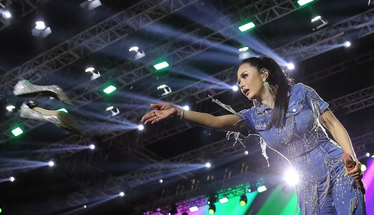 Diva pop Krisdayanti tampil memesona di hari pertama dalam gelaran Synchronize Fest 2023. Acara yang bertajuk Bhineka Tunggal Musik ini berlangsung pada Jumat (1/9/2023) di Gambir Expo Kemayoran, Jakarta. [Foto: Bambang E Ros/Fimela.com]