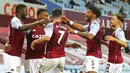 Para pemain Aston Villa merayakan gol yang dicetak oleh Ezri Konsa ke gawang Sheffield United pada laga Liga Inggris di Stadion Villa Park, Senin (21/9/2020). Aston Villa menang dengan skor 1-0. (Julian Finney/Pool via AP)