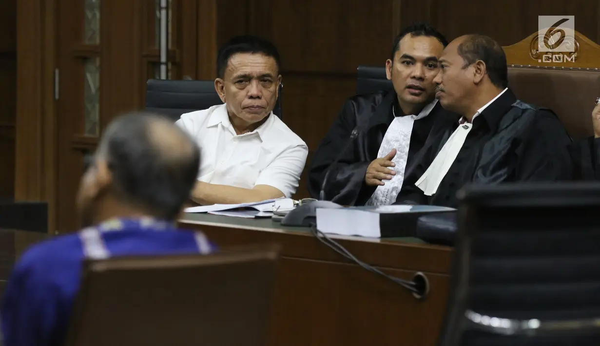Gubernur Aceh nonaktif, Irwandi Yusuf (kiri) menyimak keterangan Plt Gubernur Aceh Nova Iriansyah pada sidang lanjutan dugaan suap Dana Otonomi Khusus Aceh (DOKA) 2018 di Pengadilan Tipikor, Jakarta, Senin (10/12). (Liputan6.com/Helmi Fithriansyah)