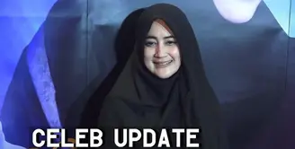 Umi Pipik berperan sebagai istri dari Agus Kuncoro dalam film ‘Surga Menanti’.