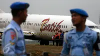 Petugas berjaga jaga di lokasi tergelincirnya pesawat komersial batik Air di Bandara Adisucipto di Yogyakarta, Jumat (6/11/2015). (Boy Harjanto)