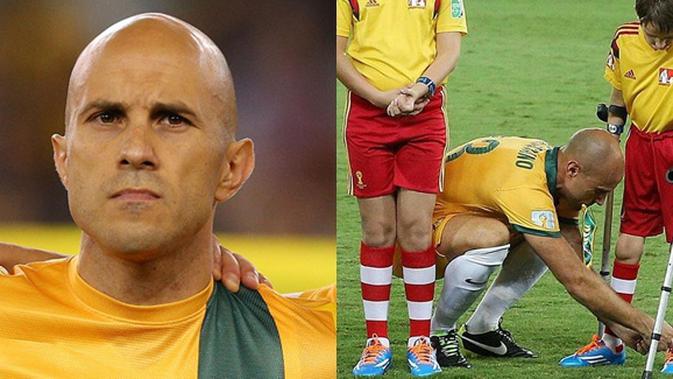 Foto Mengharukan Pemain Bola Betulkan Tali Sepatu  Seorang 