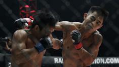 Petarung Indonesia, Stefer Rahardian, memukul petarung Filipina, Robin Catalan, saat bertarung pada laga ONE Championship di Istora Senayan, Jakarta, Sabtu (19/1). Stefer Rahardian kalah dari Robin Catalan. (Bola.com/M. Iqbal Ichsan)