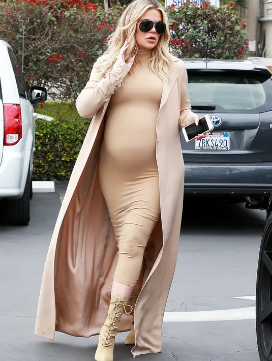 Ia pun terlihat memamerkan perut buncitnya dalam balutan dress ketat. (Javiles/BACKGRID/USMagazine)