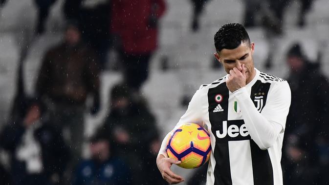 Ekspresi penyerang Juventus, Cristiano Ronaldo saat pemain Parma mencetak gol ke gawang Juventus dalam lanjutan Serie A Italia di Allianz Stadium, Turin, Sabtu (2/2). Juventus ditahan imbang Parma dengan skor 3-3. (Marco BERTORELLO/AFP)