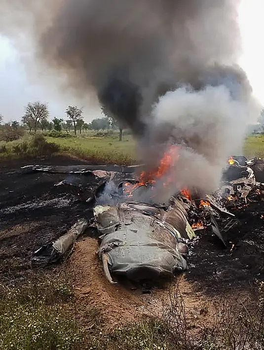 Sebuah pesawat MiG-27 terlihat terbakar setelah jatuh saat misi rutin di sekitar desa Devariya dekat Jodhpur, India, (4/9). Menurut media lokal, pilot pesawat selamat dan tidak ada korban jiwa akibat insiden tersebut. (AFP Photo)