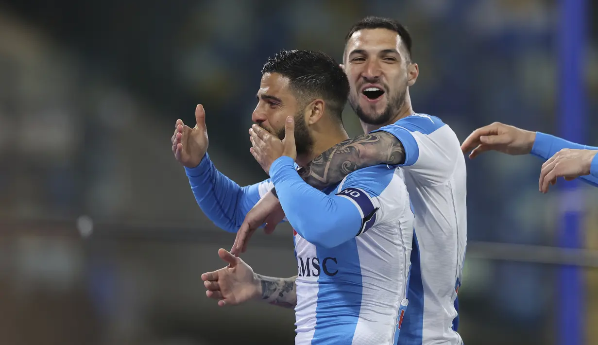 Penyerang Napoli, Lorenzo Insigne (kiri) melakukan selebrasi setelah mencetak gol ke gawang Lazio pada pertandingan  Liga Serie A Italia di Stadion San Paolo, Italia, Jumat (23/4/2021). Insigne mencetak dua gol dan mengantar Napoli menang telak atas Lazio 5-2. (Alessandro Garofalo/Lapresse via AP)
