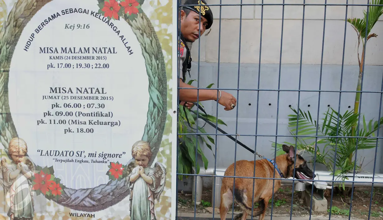 Polisi dari satuan Gegana dan K9 melakukan sterilisasi sebelum misa Natal di Gereja Katedral, Jakarta, (24/15). Sebanyak 400 personel keamanan gabungan disiapkan untuk pengamanan Misa Malam Natal ini. (Liputan6.com/Gempur M Surya)