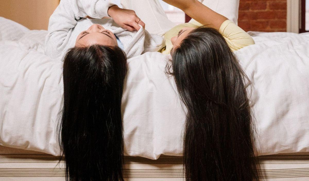 3. Biarkan Rambut Terurai saat Berada di Rumah