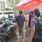 Ketum PSI Kaesang Pangarep bersama Istrinya Erina Gudono melintasi genangan air saat bersilaturahmi ke Kantor PCNU Kota Depok. (Liputan6.com/Dicky Agung Prihanto)