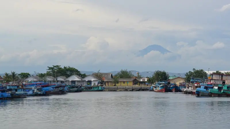 Gunung Slamet, Banyumas dilihat dari pesisir Cilacap. Hari tanpa bayangan akan terjadi di Banyumas dan Cilacap dan 12 dan 13 Oktober 2019(Foto: Liputan6.com/Muhamad Ridlo)