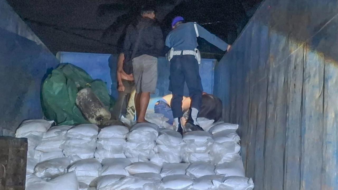 FOTO: TNI AL Gagalkan Pengiriman Ratusan Ton Mineral Diduga Ilegal di Bangka Belitung