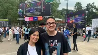 Umay Shahab dan pacarnya menyaksikan konser Coldplay