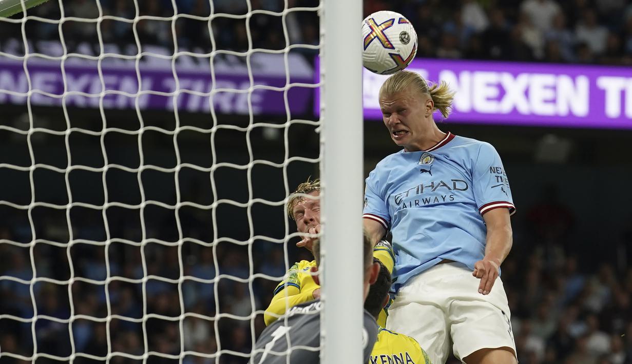 Hattrick Erling Haaland ditutup dengan gol ketiganya pada menit ke-38. Kali gol dicetak melalui tandukan kepalanya di depan gawang Nottingham Forest usai meneruskan umpan lambung Joao Cancelo yang sempat disundul oleh Phil Foden. (AP/Dave Thompson)
