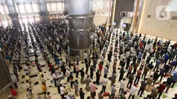 Jemaah melaksanakan ibadah salat Jumat di Masjid Istiqlal, Jakarta, Jumat (11/2/2022). Di tengah lonjakan kasus Covid-19 di DKI, Masjid Istiqlal melakukan pembatasan jumlah jemaah maksimal 50 persen serta jam operasional pengunjung untuk shalat. (Liputan6.com/Herman Zakharia)