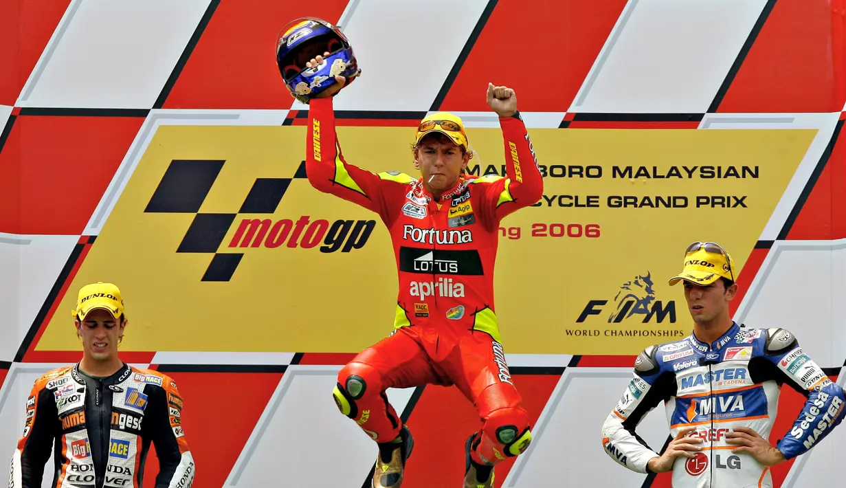 Jorge Lorenzo (tengah) merayakan kemenangannya di kelas 250cc di GP Malaysia. (10/9/2006). (AFP Photo/Tengku Bahar)