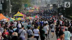 Pedagang kaki lima (PKL) berjualan di jalan saat car free day (CFD) di kawasan Bundaran HI, Jakarta, Minggu (6/10/2019). Kurangnya pengawasan petugas menyebabkan banyak PKL yang berjualan tidak pada tempat yang telah disediakan oleh Pemprov DKI Jakarta. (Liputan6.com/Faizal Fanani)