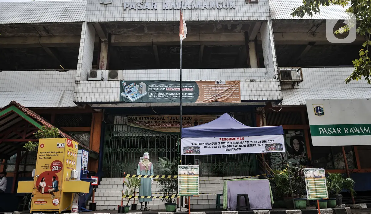Suasana Pasar Rawamangun saat ditutup sementara, Jakarta, Minggu (28/6/2020). Perumda Pasar Jaya menutup sementara kegiatan perniagaan di Pasar Rawamangun sejak Jumat (26/6) hingga Minggu (28/6). (merdeka.com/Iqbal S. Nugroho)
