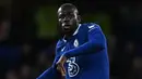 <p>Koulibaly tampil 32 kali di semua ajang dengan torehan dua gol dan satu assist. Tapi, bek Senegal itu juga beberapa kali membuat blunder yang jadi persoalan di lini belakang, sehingga membuatnya masuk daftar jual. (Ben Stansall/AFP)</p>