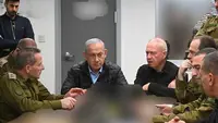 Foto selebaran yang dirilis kantor PM Benjamin Netanyahu pada 26 Oktober 2024, memperlihatkan dia bertemu dengan Menteri Pertahanan Yoav Gallant dan komandan IDF di bunker di bawah pangkalan militer Kirya di Tel Aviv. (Avi Ohayun/GPO)