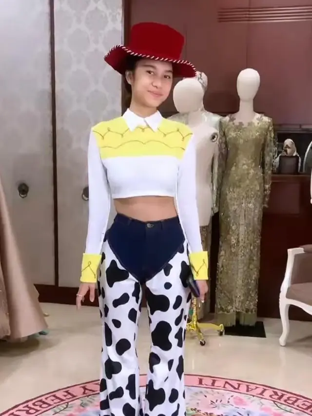 8 Adu Gaya Seleb Cosplay Karakter Fiksi di Pesta Ultah Azizah Salsha, Rebecca Klopper-Fuji