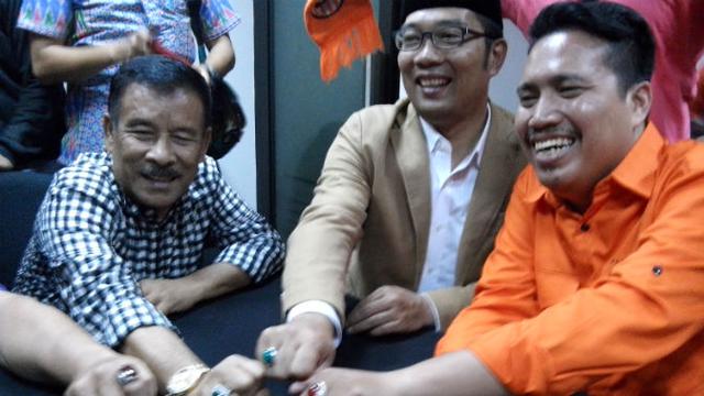 Pamer akik dalam pertemuan Persib dengan Jakmania