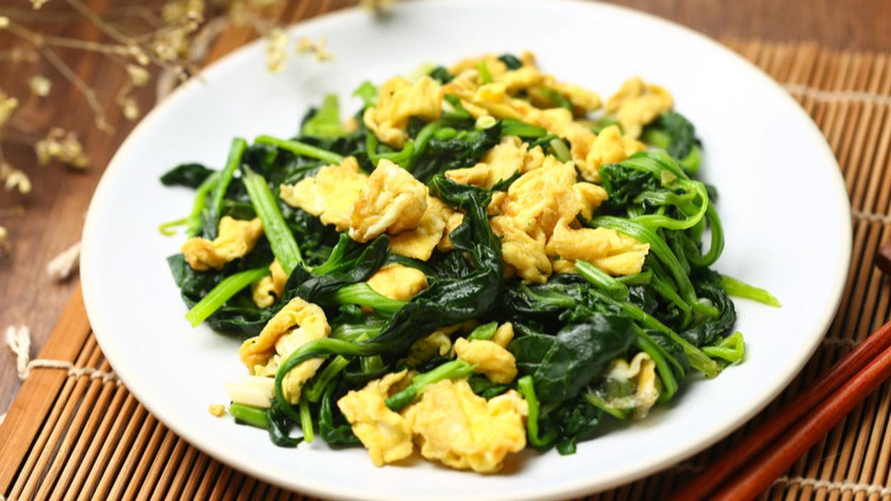 3 Resep Sederhana Bayam Tumis Telur Asin yang Lezat dan Bergizi