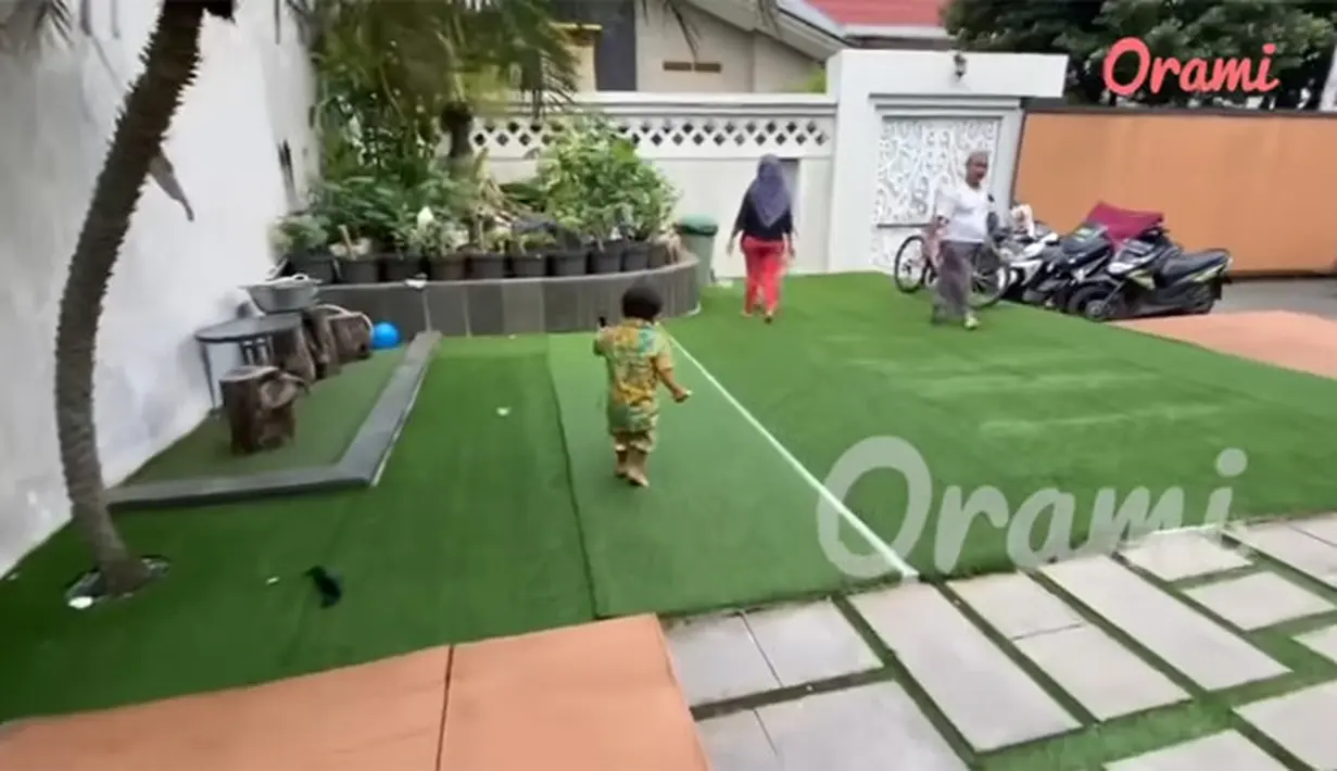 Rumah Ustaz Solmed dan Aprile Jasmin (Youtube/Orami Indonesia)
