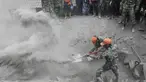 Prajurit TNI mencari korban di lokasi tertimbunnya rumah di bawah abu vulkanik letusan Gunung Semeru di Desa Candi Murni, Lumajang, Jawa Timur, Selasa (7/12/2021). Letusan gunung Semeru yang kuat menewaskan sejumlah orang dan menyebabkan ribuan orang kehilangan tempat tinggal. (AP Photo/Trisnadi)