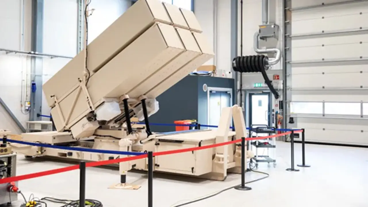 Sebuah peluncur rudal permukaan-ke-udara NASAMS terlihat selama proses produksi di lini perakitan pabrik senjata Kongsberg Defence & Aerospace di Norwegia pada 30 Januari 2023.