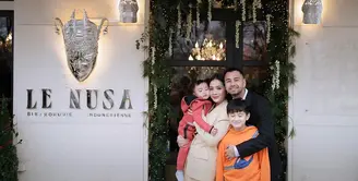 Bisnis kuliner Raffi Ahmad dan Nagita Slavina semakin meluas. Kini pasangan ini membuka restoran baru di Paris, Prancis. [@lenusaparis/@raffinagita1717]