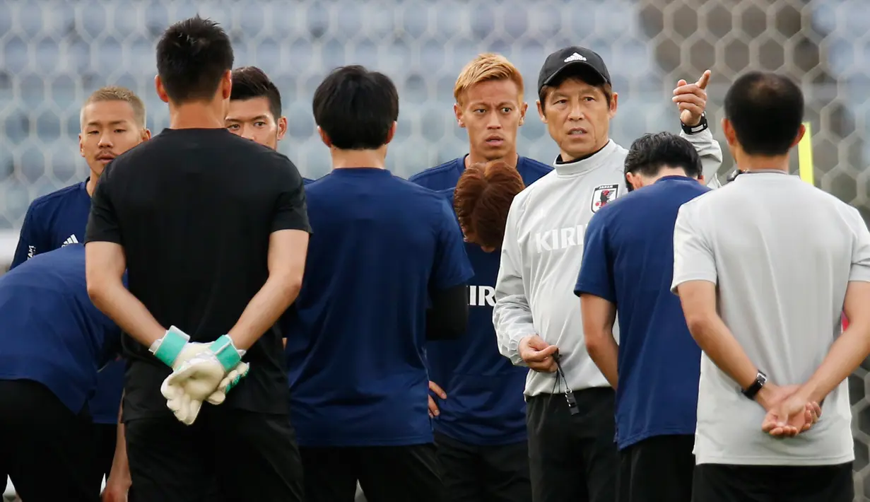 Pelatih Jepang Akira Nishino berbincang dengan pemainnya saat latihan di Yokohama, Jepang,  (29/5). Jepang akan menghadapi Ghana pada pertandingan persahabatana jelang bertanding di Piala Dunia 2018.  (AP Photo / Shuji Kajiyama)