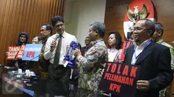 Wakil Ketua KPK Laode M Syarif menerima lentera yang diserahkan oleh Wakil Ketua Forum Rektor Asep Saefuddin sebagai simbol dukungan kepada KPK usai pertemuan di Gedung KPK Jakarta, Jumat (17/3). (Liputan6.com/Helmi Afandi)