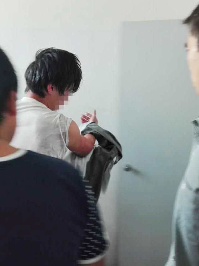 Tangan pria terjebak di lubang toilet saat ia ingin mengambil ponselnya | Photo: Copyright shanghaiist.com