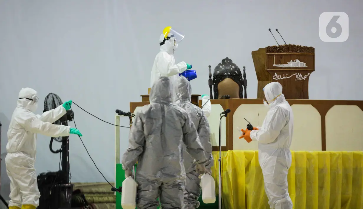 Petugas menyemprotkan cairan disinfektan di sekitar mimbar khatib Masjid Istiqlal, Jakarta Pusat, Jumat (13/3/2020). Pembersihan oleh petugas gabungan tersebut untuk mencegah penyebaran virus corona COVID-19 di lingkungan Masjid Istiqlal. (Liputan6.com/Faizal Fanani)