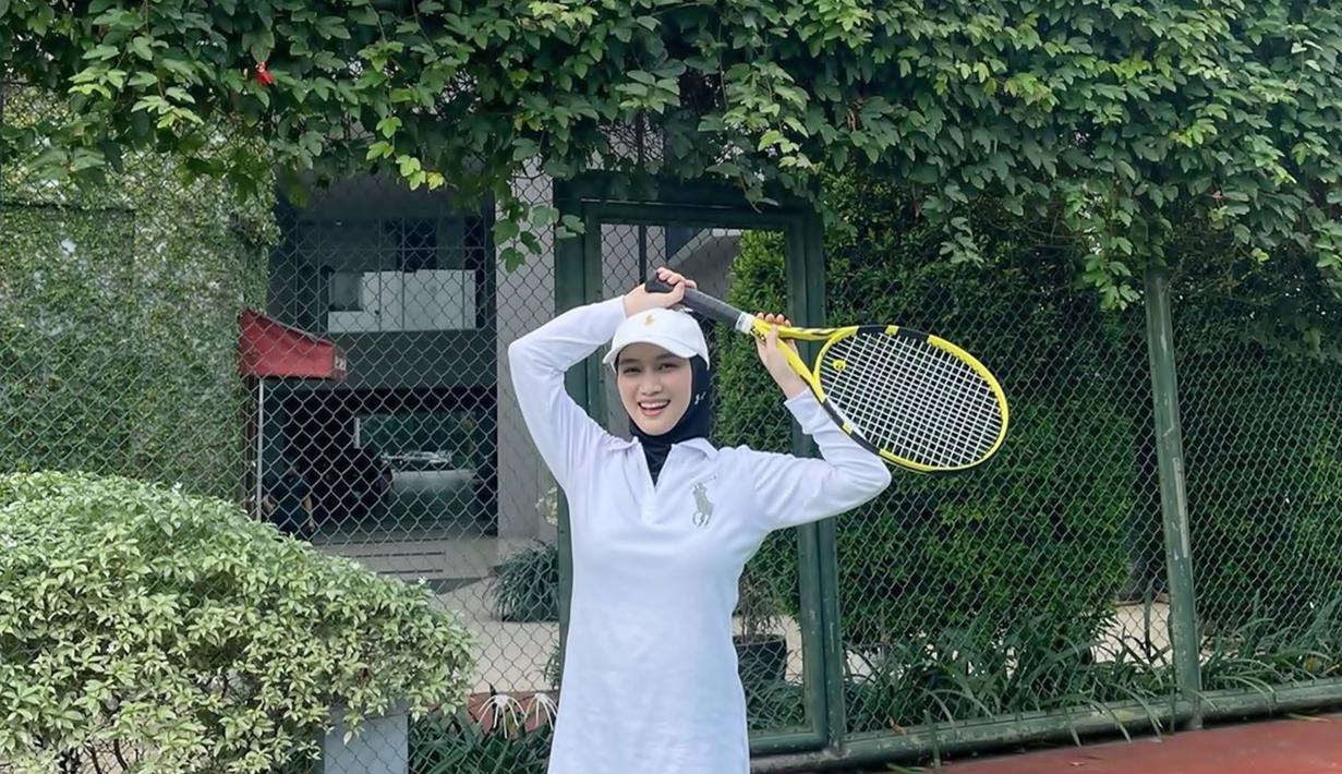 Lulus dari JKT48, Melody masih bergelut dengan kesibukan di dunia hiburan. Meski tidak tampil di atas panggung, kini Melody menjadi bagian dari tim di balik layar JKT48. Sesekali penampilannya pun membuat para penggemarnya rindu saat membawakan lagu-lagu yang pernah ia nyanyikan di panggung melalui Instagram. (Liputan6.com/IG/@melodylaksani92)